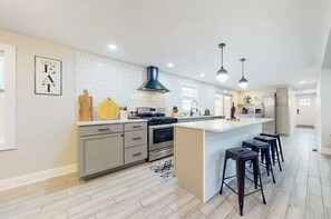 冷蔵庫、電子レンジ、オーブン、コンロ