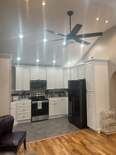 Charming 2-bedroom house in wonderful Portsmouth with AC, WiFi