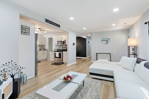 Charming 4-bedroom bungalow with AC and WiFi in Hampton, with washer and dryer.