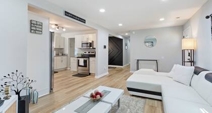 Charming 4-bedroom bungalow with AC and WiFi in Hampton, with washer and dryer.