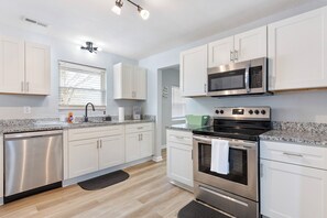 Fridge, microwave, oven, stovetop - Charming 4-bedroom bungalow with AC and WiFi in Hampton, with washer and dryer. (Hampton)