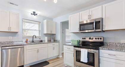 Charming 4-bedroom bungalow with AC and WiFi in Hampton, with washer and dryer.