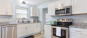 Charming 4-bedroom bungalow with AC and WiFi in Hampton, with washer and dryer.