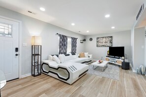 Smart TV, stereo - Charming 4-bedroom bungalow with AC and WiFi in Hampton, with washer and dryer. (Hampton)