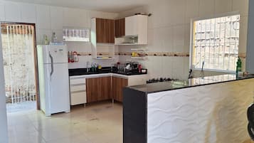Refrigerador, horno, parrilla de estufa y licuadora