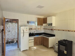 Kjøleskap, mikrobølgeovn, ovn og kokeplater