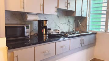 Jääkaappi, mikroaaltouuni, liesi, kahvin-/teenkeitin