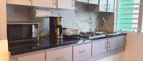 Réfrigérateur, four à micro-ondes, surface de cuisson, cafetiÚre-théiÚre