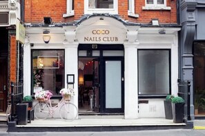 A Coco Nails Club with a classic facade, a bicycle outside, and a welcoming entrance. - Cozy & Central Flat for 3 in London

 (London)