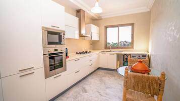 Réfrigérateur, four, cafetiÚre/bouilloire, blender