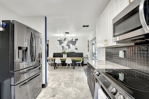 Kühlschrank, Mikrowelle, Ofen, Herdplatte