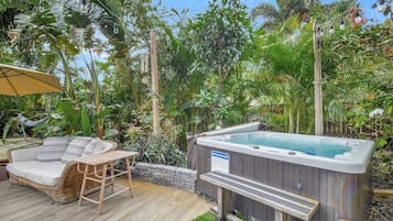 Tina de hidromasaje al aire libre