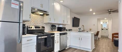 Kühlschrank, Mikrowelle, Ofen, Herdplatte