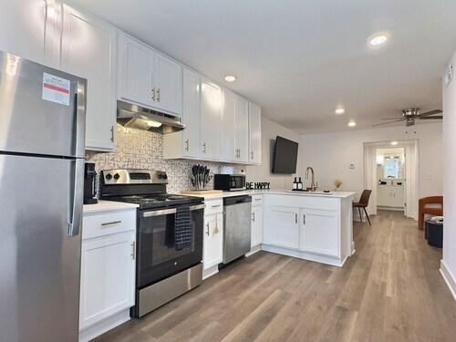 Bright & Beautiful Retreat in Heart of Downtown