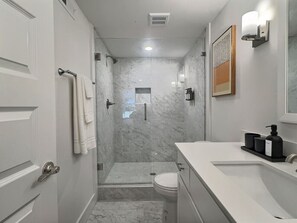 ヘアドライヤー、タオル、トイレットペーパー