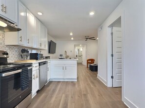 冷蔵庫、電子レンジ、オーブン、コンロ