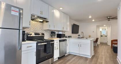 Bright & Beautiful Retreat in Heart of Downtown