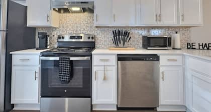 Bright & Beautiful Retreat in Heart of Downtown