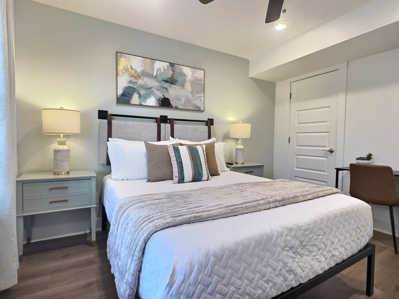 2 habitaciones, escritorio, tabla de planchar con plancha y wifi gratis 