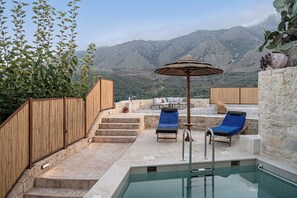 Una piscina al aire libre, una piscina climatizada