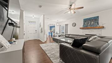 TV connectée, espaces bureaux, écrans d'ordinateur