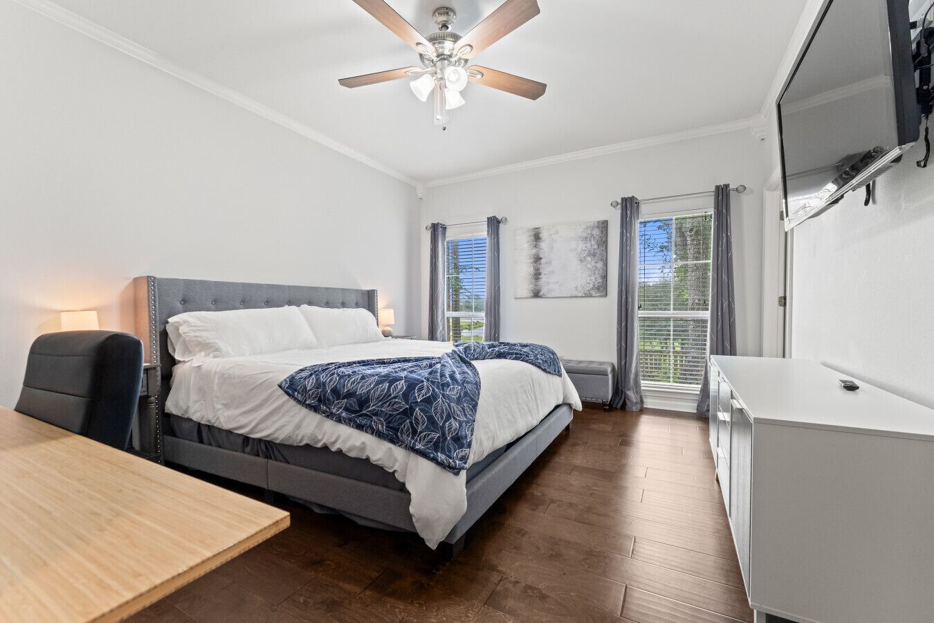 3 habitaciones, escritorio, tabla de planchar con plancha y wifi gratis 