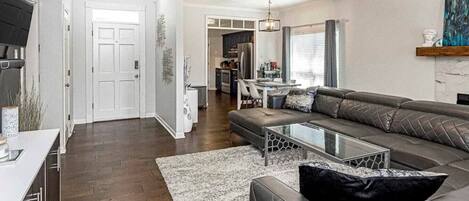 TV connectée, espaces bureaux, écrans d'ordinateur