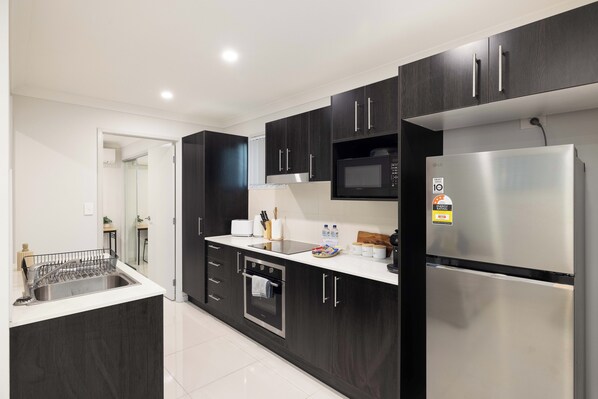 Standard Apartment | Bếp riêng | Tủ lạnh, lò vi sóng, lò nướng, bếp nấu