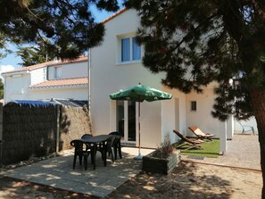 Outdoor dining - Charming new 70 m² house in the heart of the Pines (L'Aiguillon-la-Presqu'île)