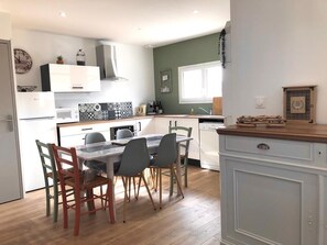 Private kitchen - Charming new 70 m² house in the heart of the Pines (L'Aiguillon-la-Presqu'île)