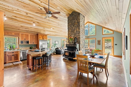 Interior. Hideaway Farmhouse Suite on Signal Hill with Hot Tub