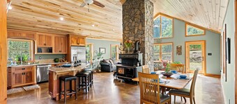 Hideaway Farmhouse Suite on Signal Hill with Hot Tub