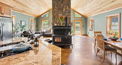 Hideaway Farmhouse Suite on Signal Hill with Hot Tub