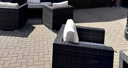 Harwich - Caravan - Sleeps 10 - Garden - Pool