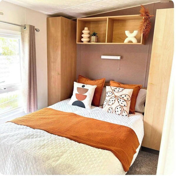 4 bedrooms, free WiFi, bed sheets - Harwich - Caravan - Sleeps 10 - Garden - Pool (Harwich)