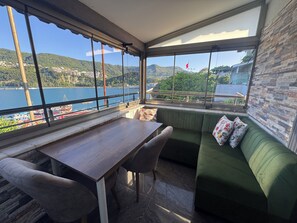 Habitació quàdruple Deluxe, 2 dormitoris, vistes al mar | Terrassa o pati