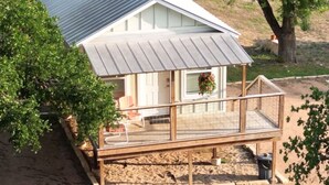 Ein Haus mit Metalldach, einer Holzdiele und einem blumengeschmückten Balkonkasten.