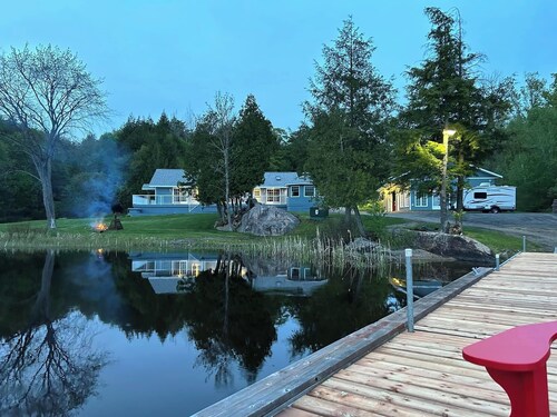 Beautiful waterfront home minutes to Port Loring-family friendly, smoke/pet free