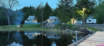 Beautiful waterfront home minutes to Port Loring-family friendly, smoke/pet free