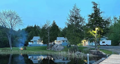Beautiful waterfront home minutes to Port Loring-family friendly, smoke/pet free