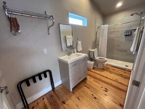 Sèche-cheveux, serviettes fournies