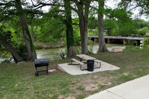 Terrace/patio - Standalone Double Queen Cabin near River #12 (Kerrville)