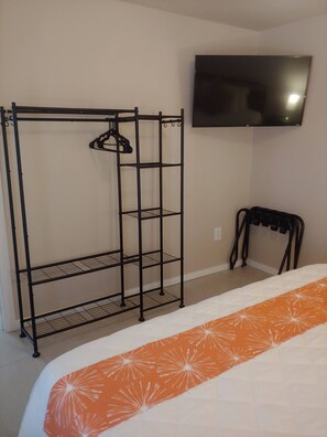 1 bedroom, iron/ironing board, free WiFi, bed sheets - Near River Deluxe King Suite Cabin w/Carport #4 (Kerrville)