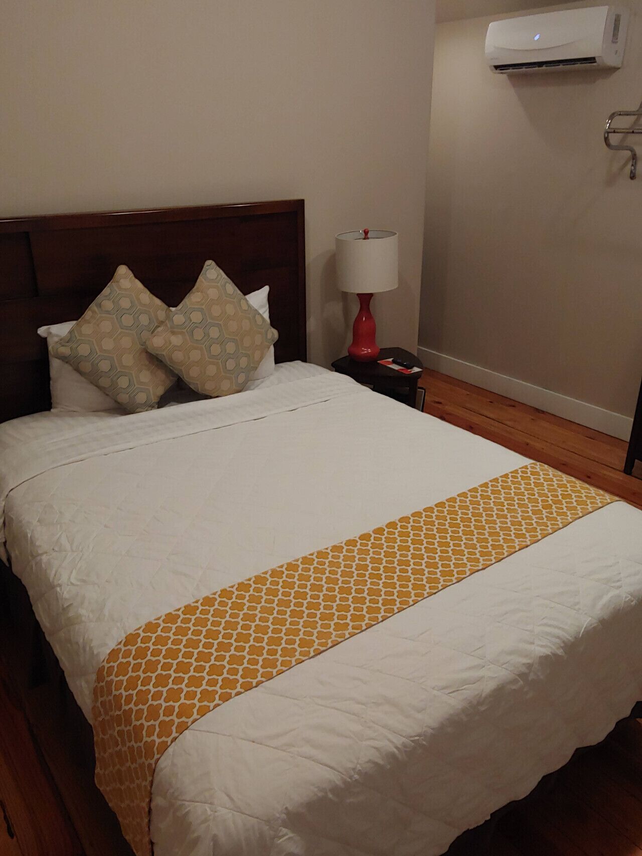 1 habitación, tabla de planchar con plancha, wifi gratis y ropa de cama 