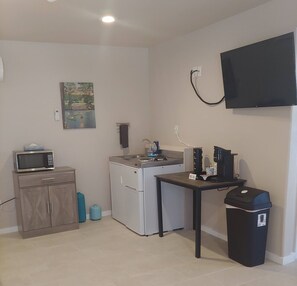 Four à micro-ondes, cafetiÚre-théiÚre, machine à glaçons