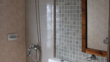 Chambre Double | Salle de bain | Douche, serviettes fournies, savon, shampoing