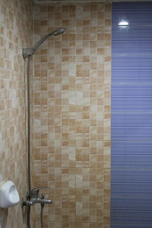 Habitación básica doble | Baño | Ducha, toallas, jabón y champú