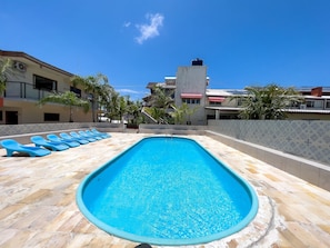 Una piscina al aire libre