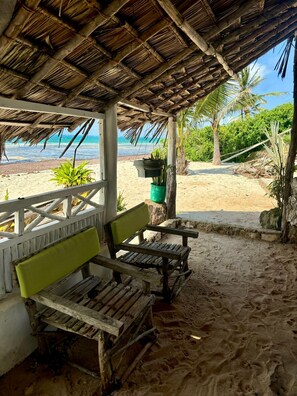 Property grounds - Charming beach-front cottage in Tiwi for easy-going friends with AC and WiFi (Tiwi)