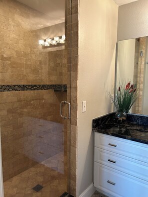 Dusche, Haartrockner, Handtücher, Seife